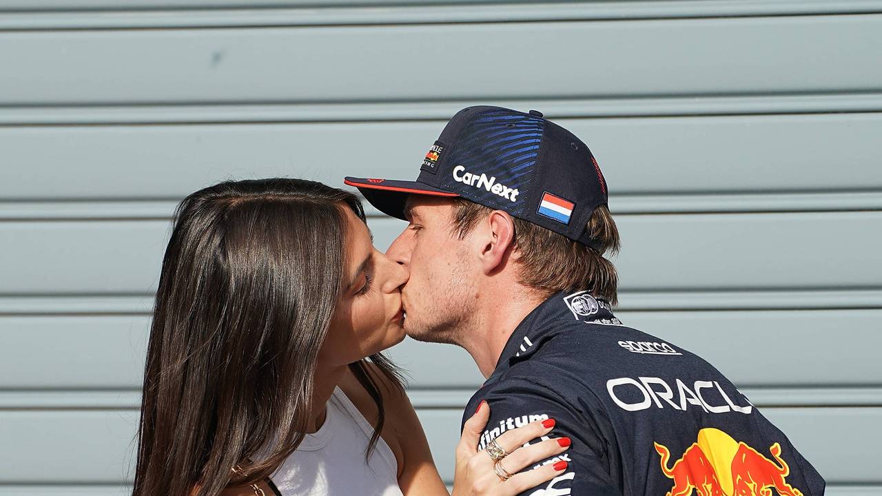 Max Verstappen küsst seine Partnerin.