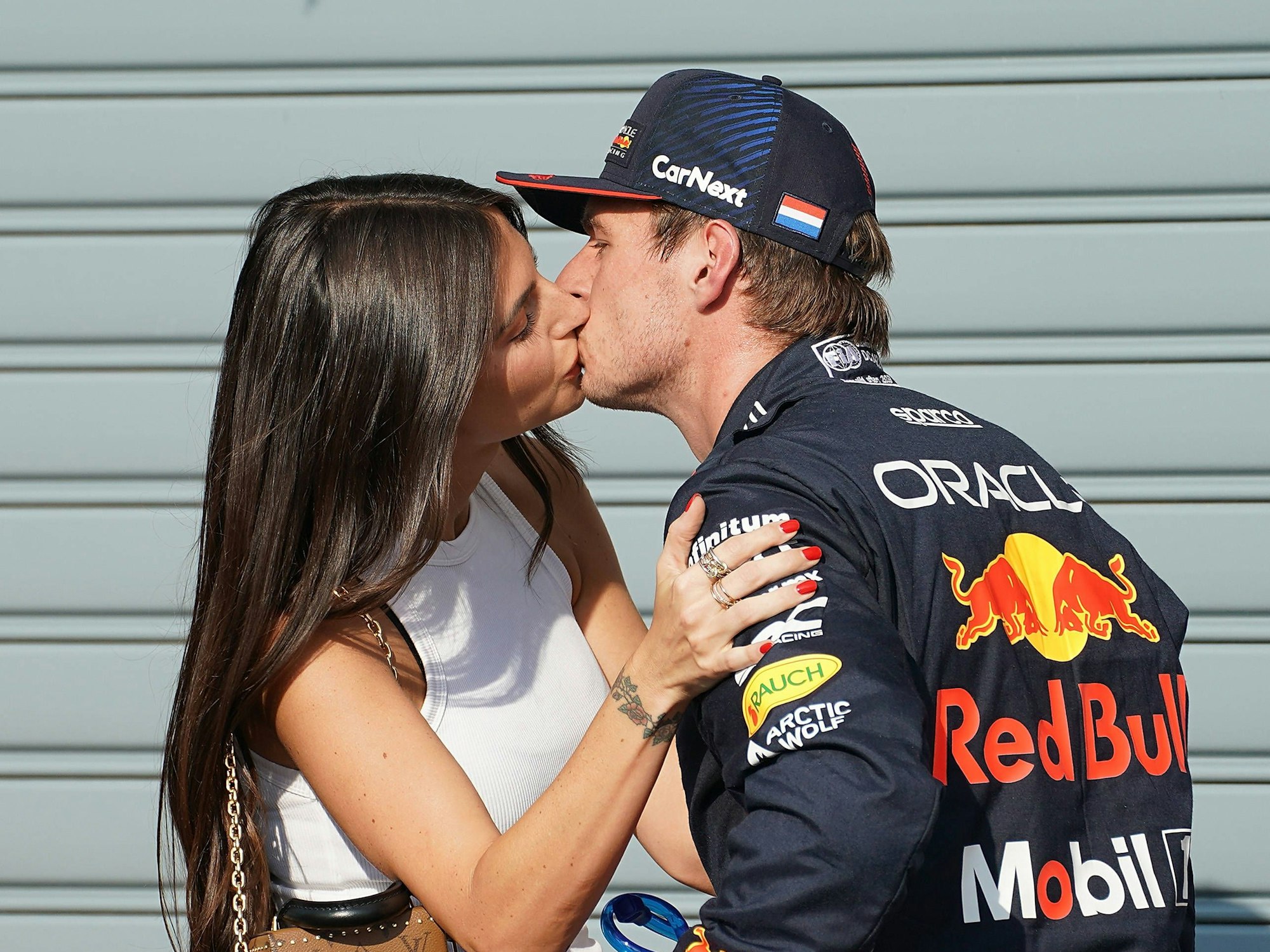 Max Verstappen küsst seine Partnerin.