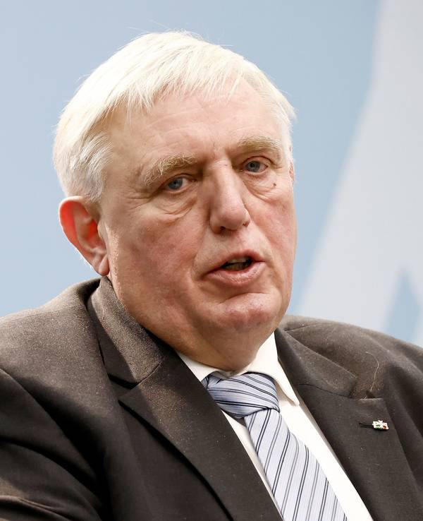 NRW-Gesundheitsminister Karl-Josef Laumann (CDU) sitzt Anfang Januar 2023 in einer Pressekonferenz.