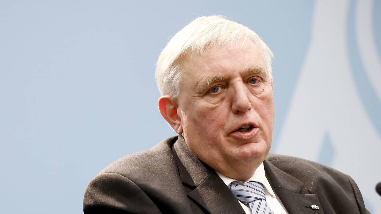 NRW-Gesundheitsminister Karl-Josef Laumann (CDU) sitzt Anfang Januar 2023 in einer Pressekonferenz.