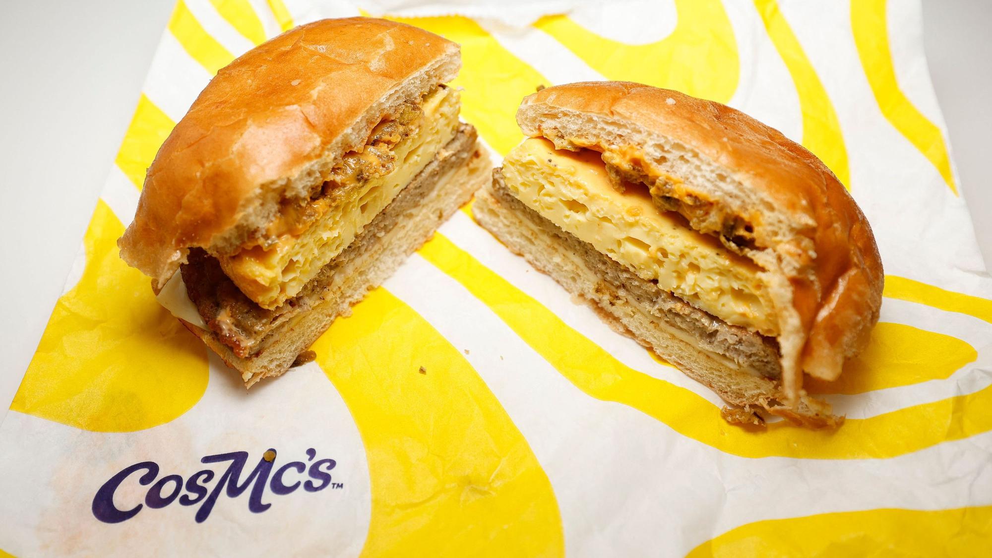 Statt Big Mac gibt es zum Beispiel das hier im CosMc's: ein „Spicy Queso Sandwich“.