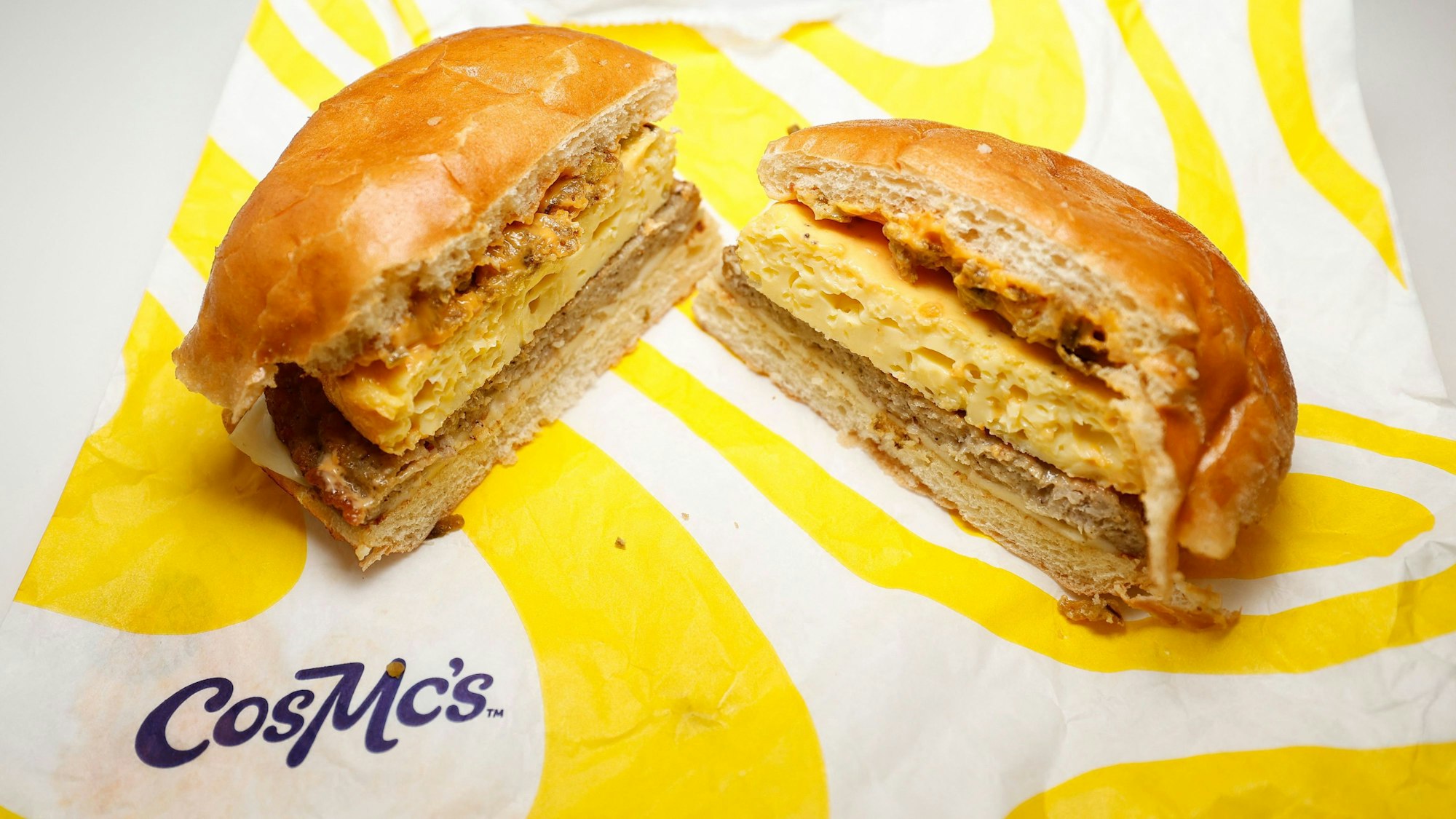 Statt Big Mac gibt es zum Beispiel das hier im CosMc's: ein „Spicy Queso Sandwich“.