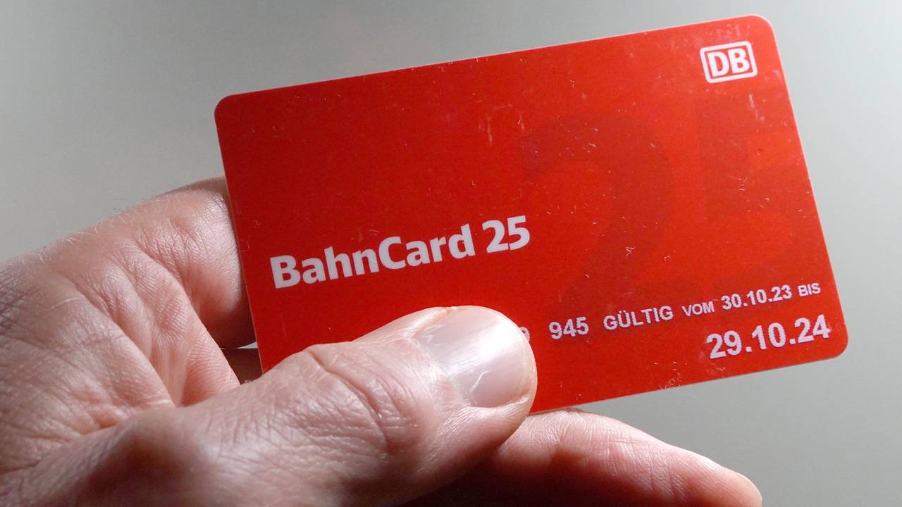 Ein Mann hält eine BahnCard 25 in der Hand.