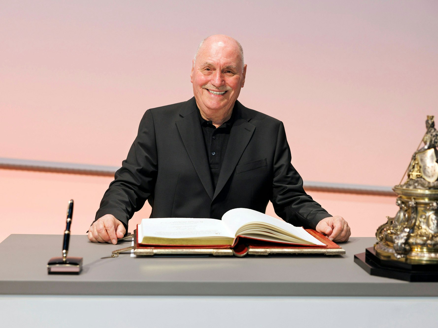 Musiker Rolly Brings bei der Eintragung ins Goldene Buch der Stadt Köln.