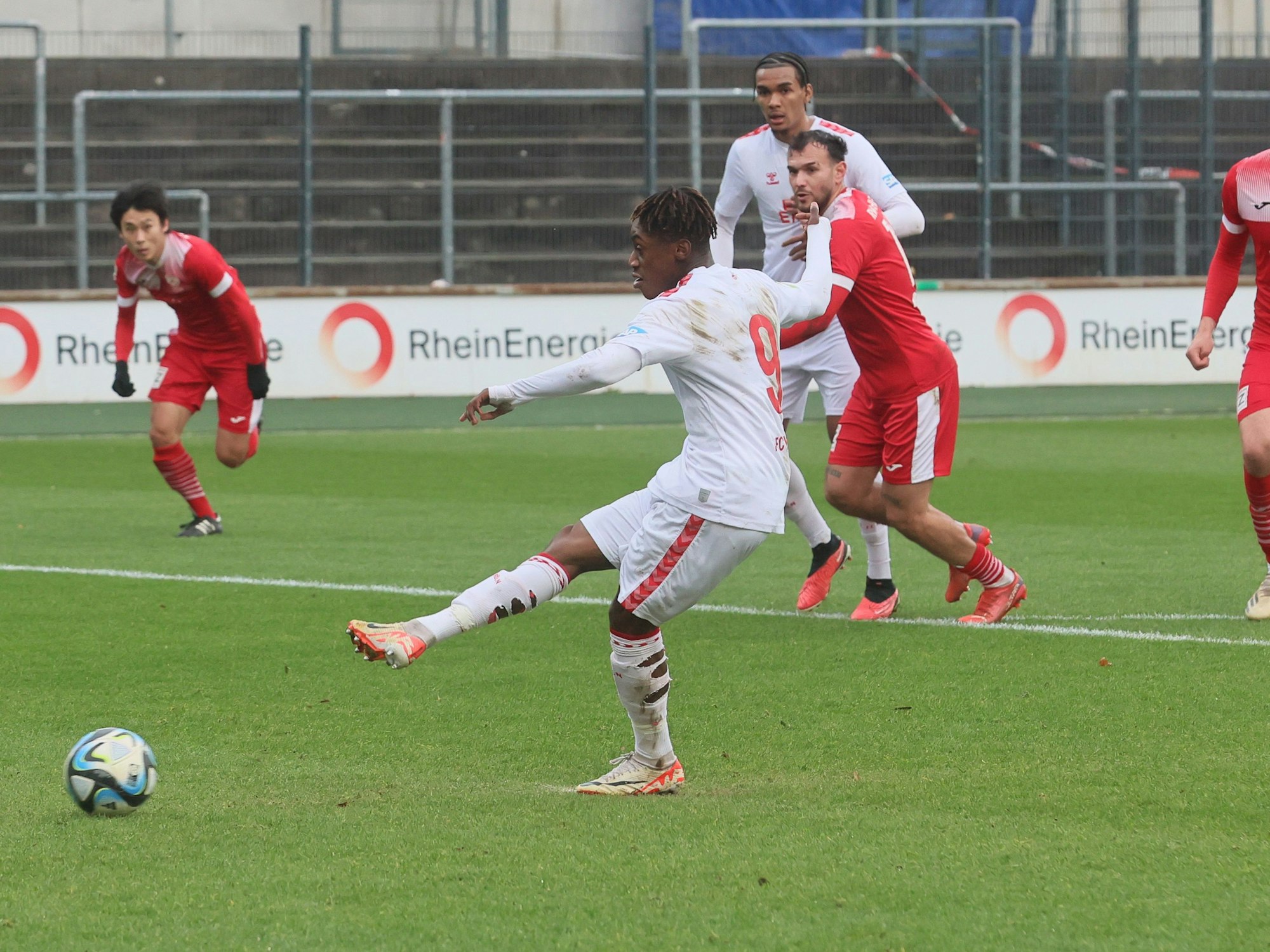 Justin Diehl schießt einen Elfmeter.