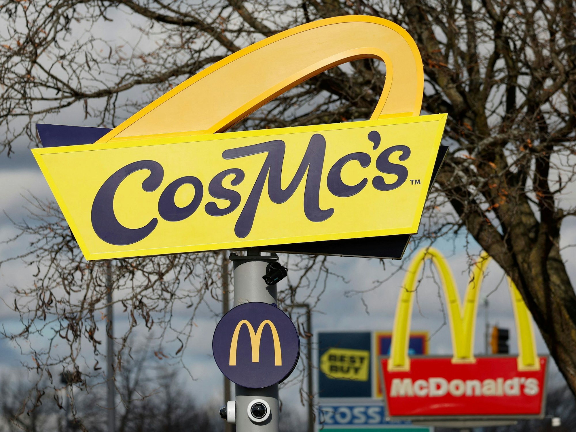 Hier das Logo eines CosMc's am 9. Dezember in Bolingbrook, Illinois, zu sehen.