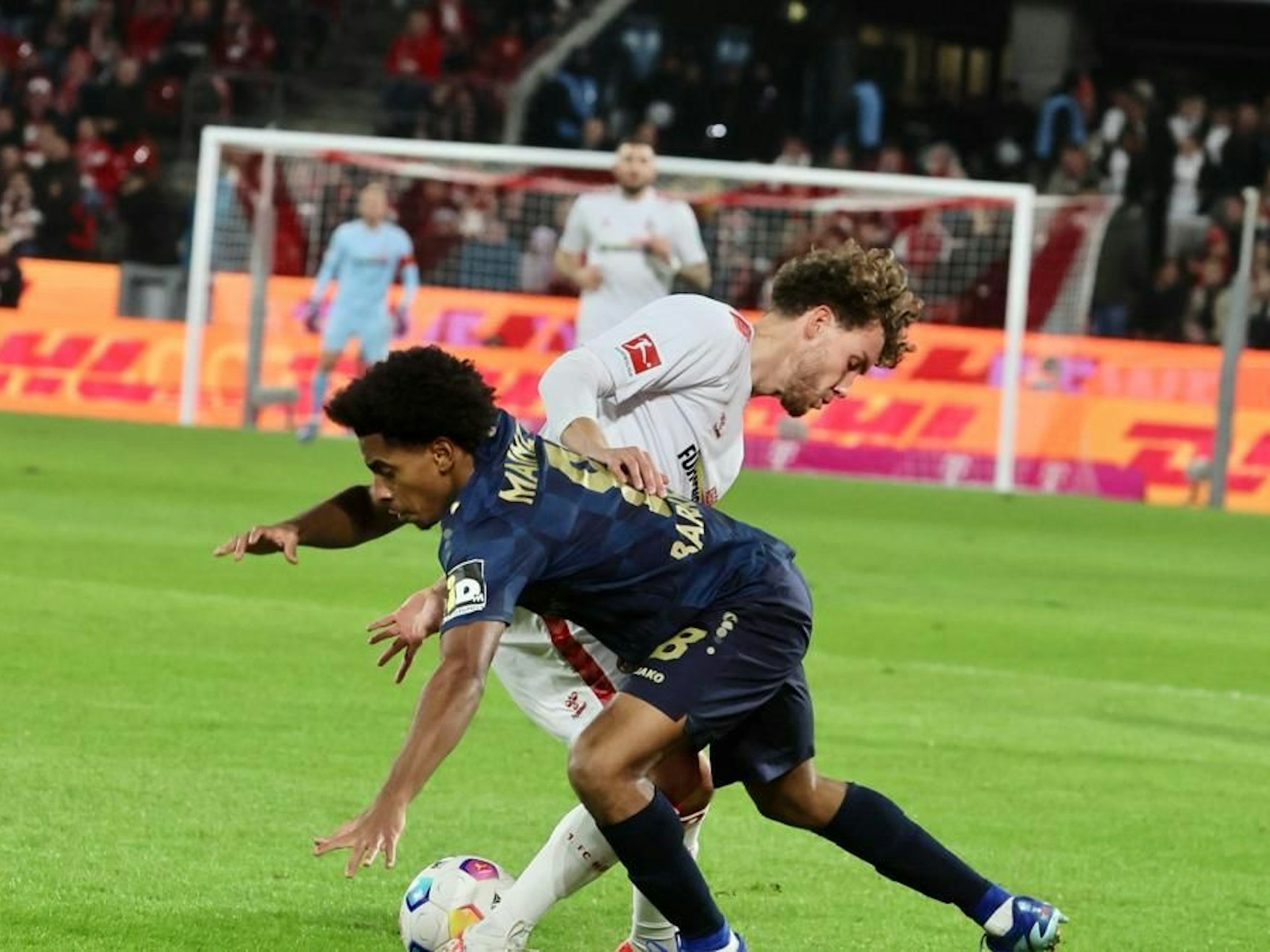 Luca Waldschmidt im Zweikampf mit Mainz-Profi Leandro Barreiro (10. Dezember 2023).