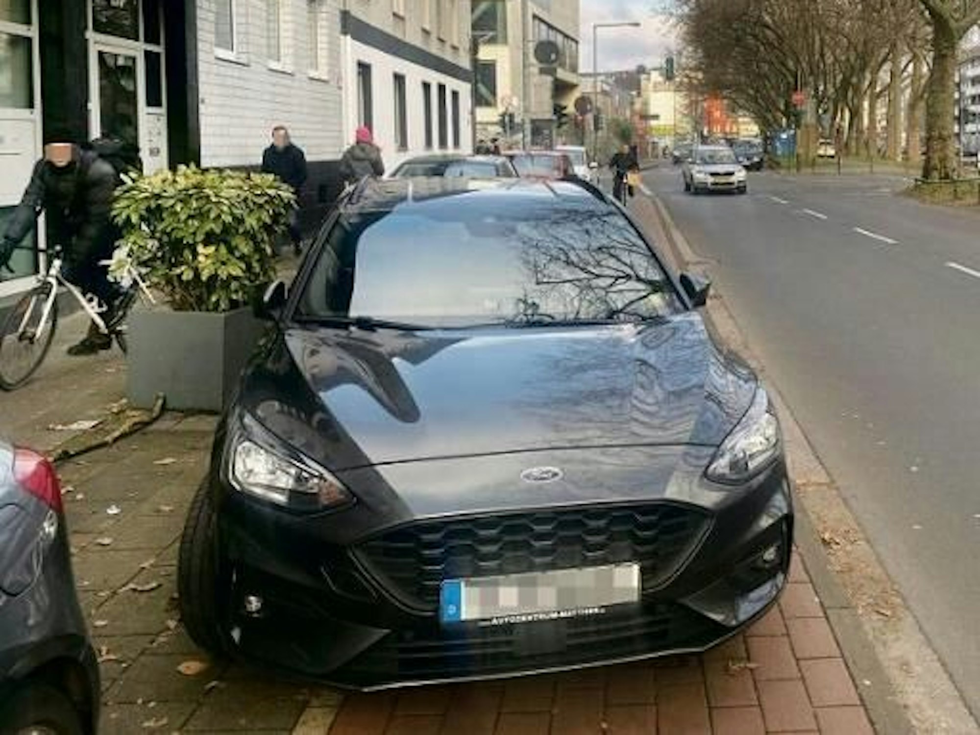 Ein Auto blockiert einen Radweg.
