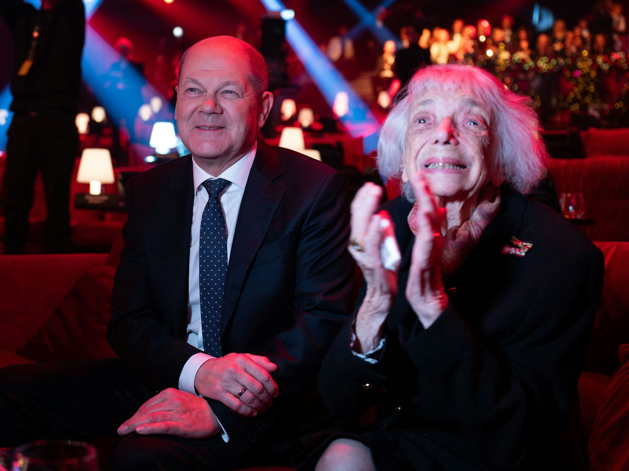 Bundeskanzler Olaf Scholz (SPD) und Margot Friedländer, Überlebende des Holocausts, die das „Goldene Herz“ verliehen bekommt hat, sitzen nach der TV-Spendengala „Ein Herz für Kinder“ auf einem Sofa.