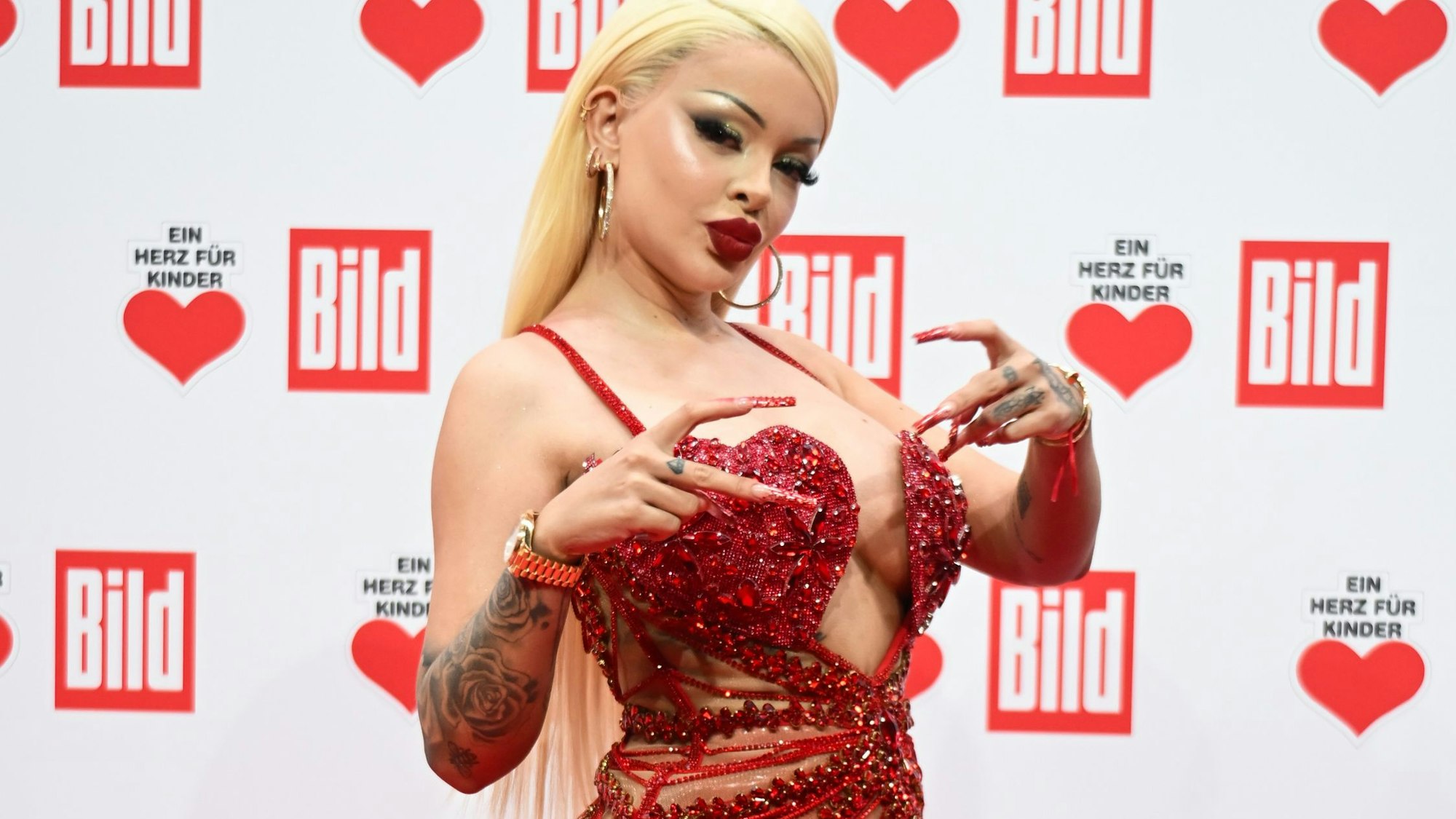 Katja Krasavicesteht auf dem roten Teppich der TV-Spendengala "Ein Herz für Kinder".