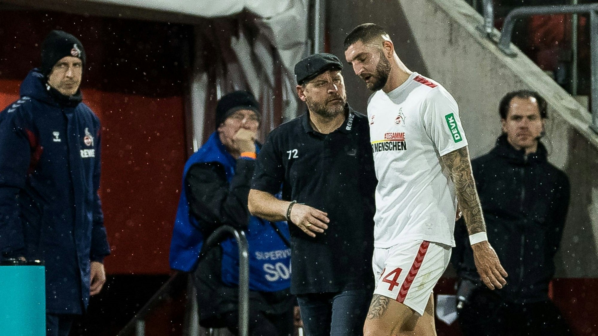 Jeff Chabot nach seiner Auswechslung am 10. Dezember 2023 mit Trainer Steffen Baumgart.