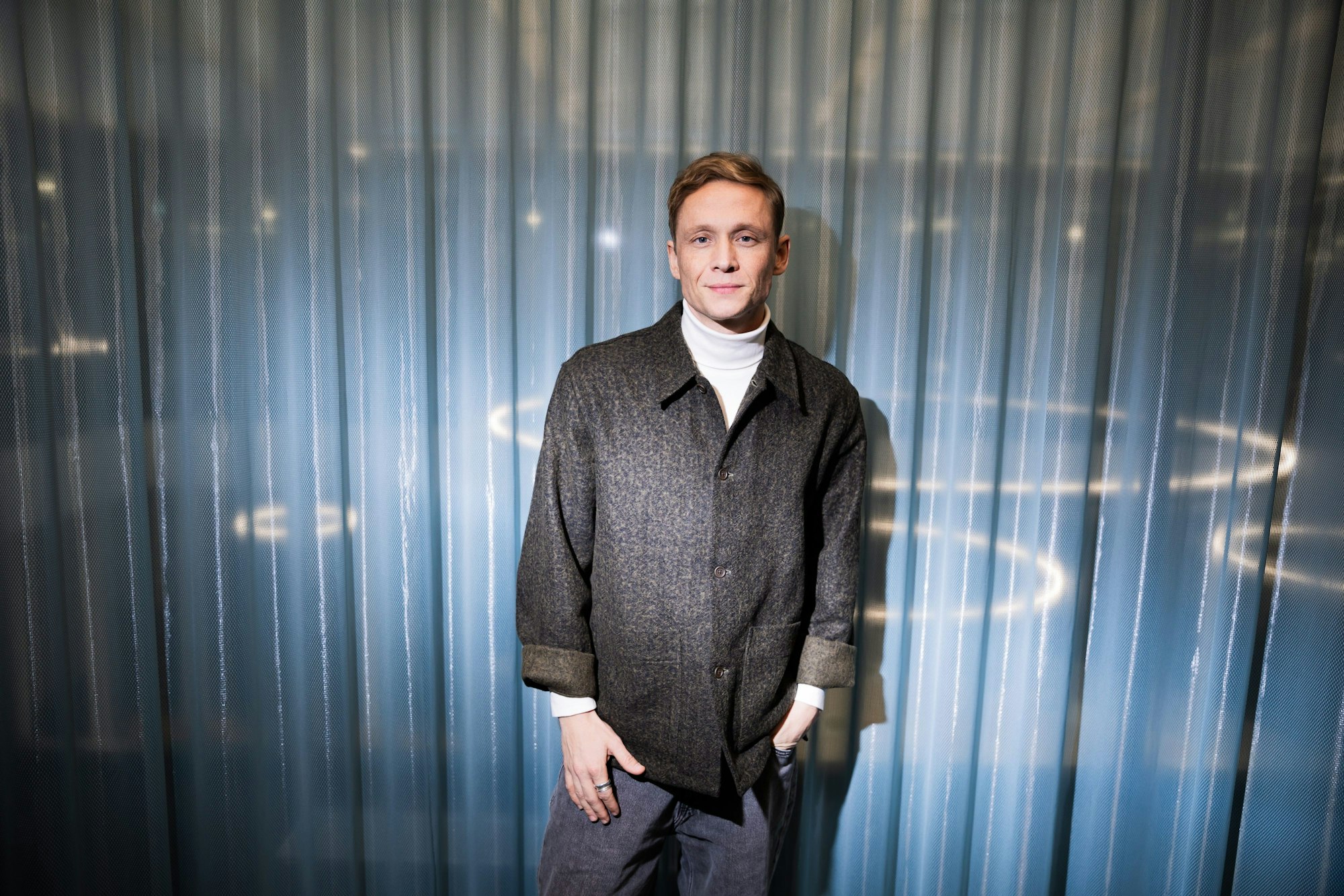 Matthias Schweighöfer, Schauspieler, steht am Rande eines Gesprächs zu seinem Film „Girl You Know It's True“ im dpa-Newsroom.