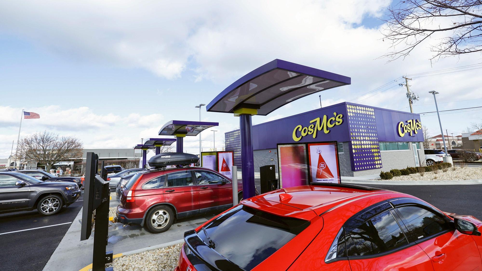 Kundinnen und Kunden warten in der Schlange vor dem ersten CosMc's-Drive-In-Restaurant in Bolingbrook.