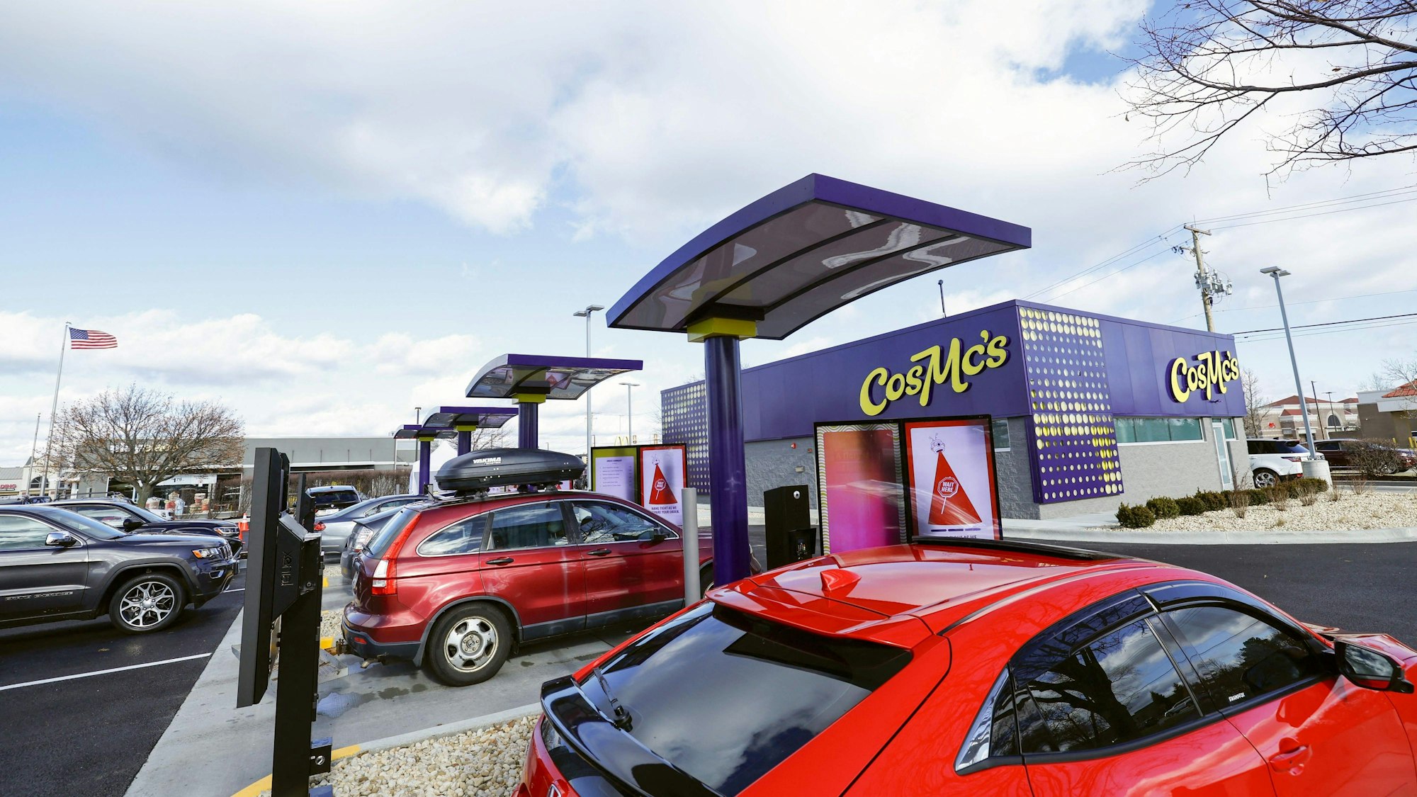Kundinnen und Kunden warten in der Schlange vor dem ersten CosMc's-Drive-In-Restaurant in Bolingbrook.