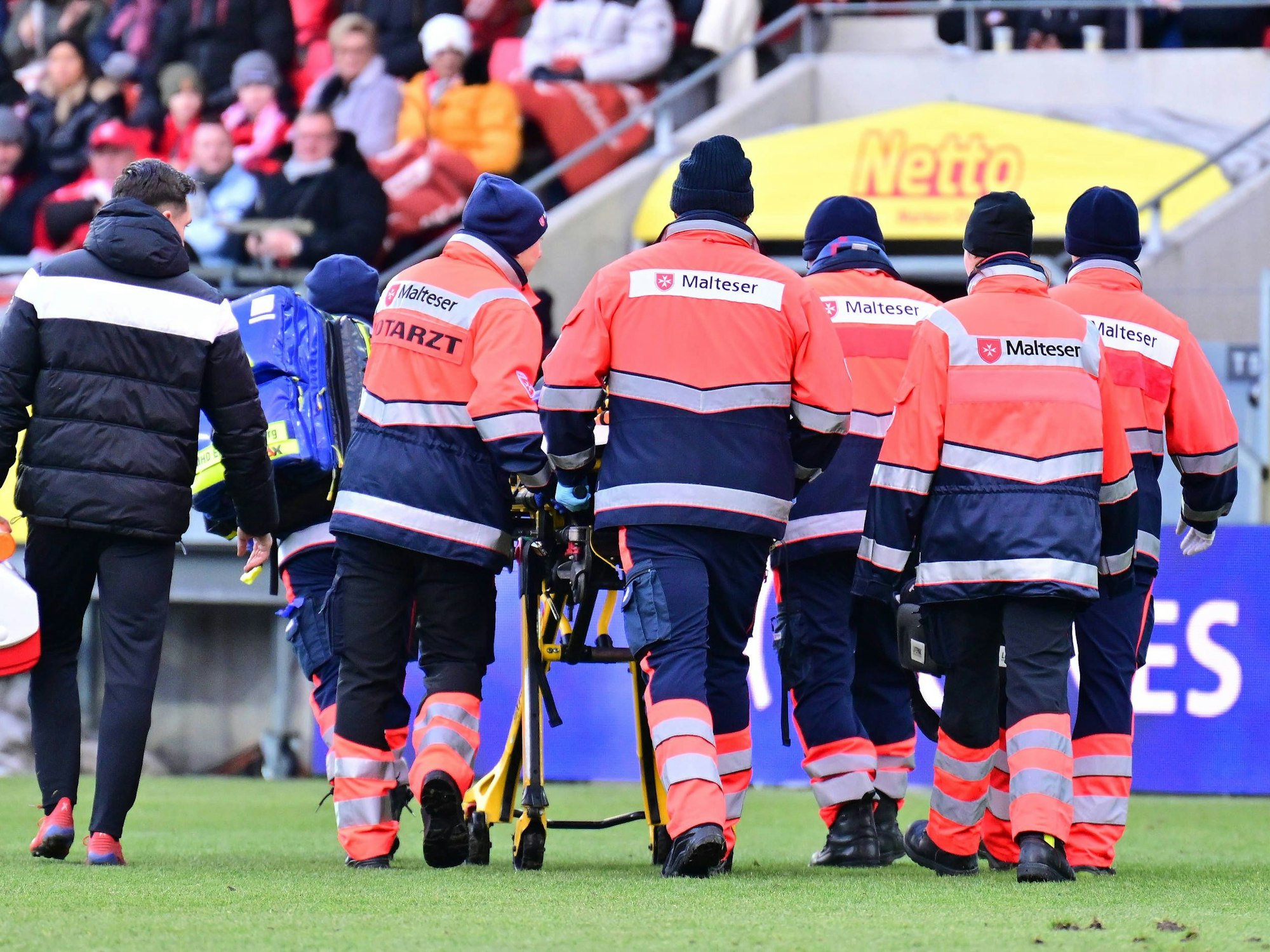 Rettungssanitäter von hinten.