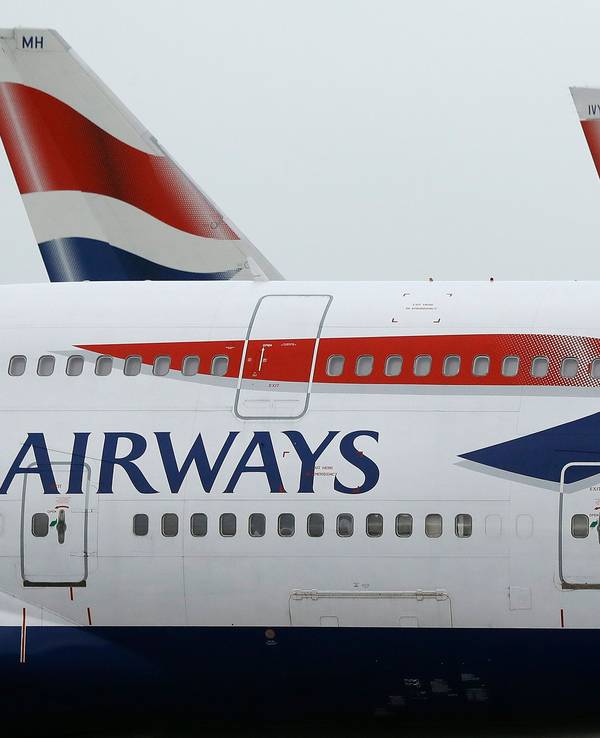 Flugzeuge von British Airways sind auf dem Flughafen Heathrow geparkt.
