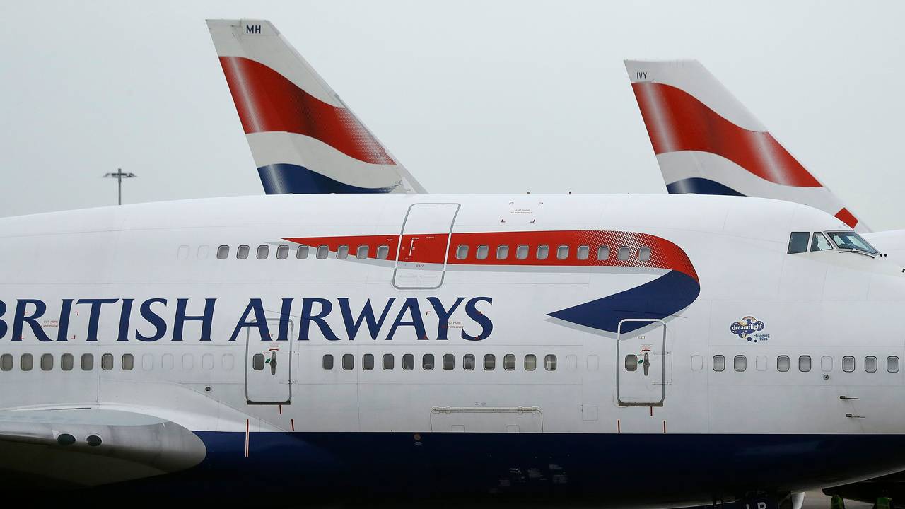 Flugzeuge von British Airways sind auf dem Flughafen Heathrow geparkt.