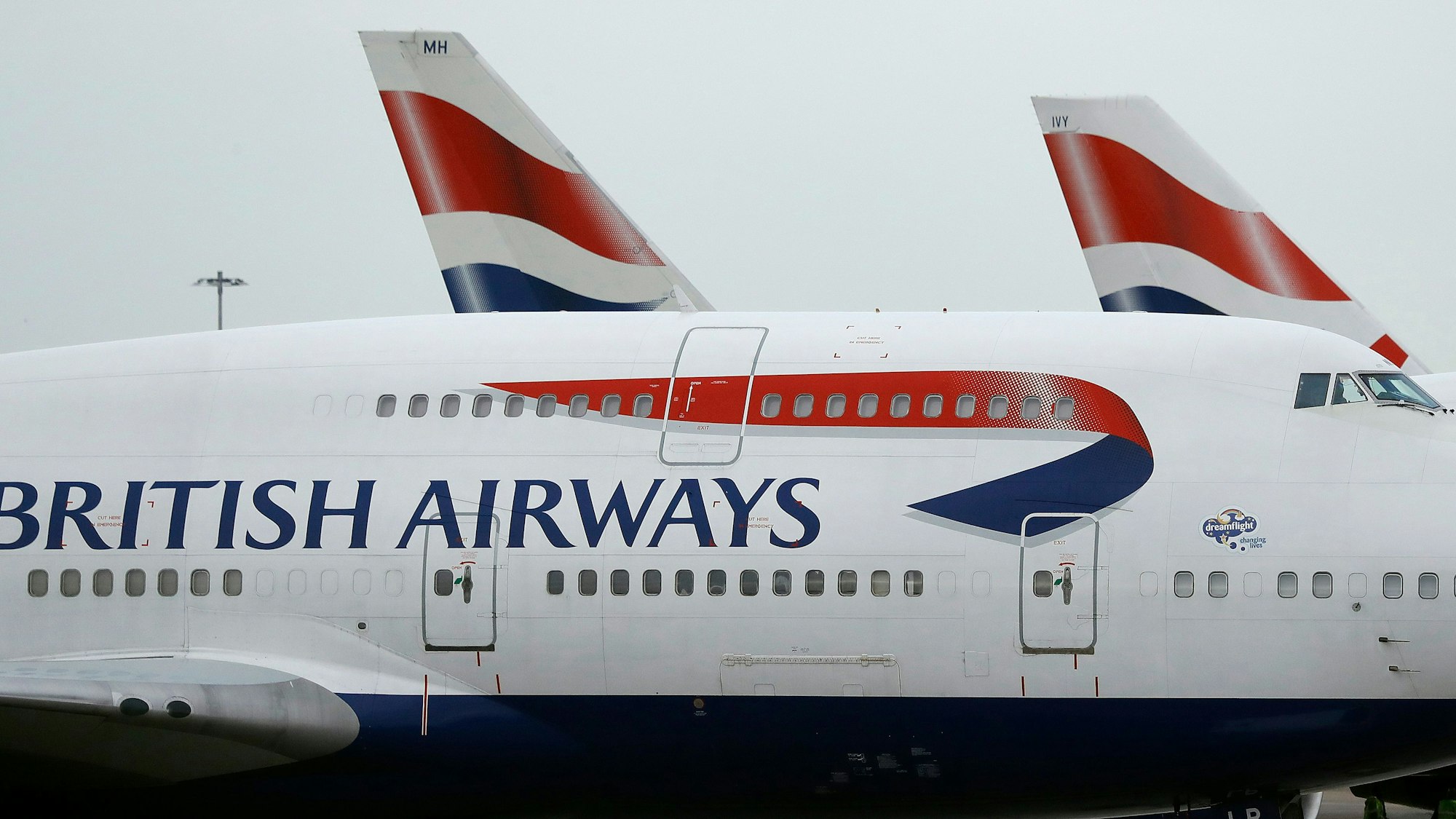 Flugzeuge von British Airways sind auf dem Flughafen Heathrow geparkt.