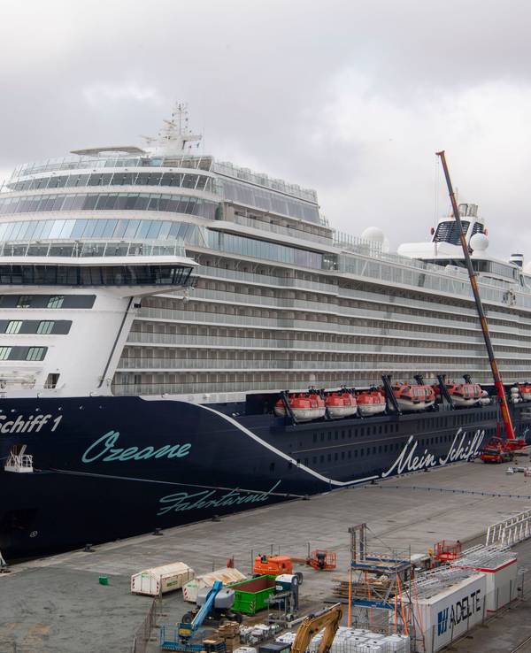 Das Kreuzfahrtschiff „Mein Schiff 1“ liegt an der Columbuskaje, hier im April 2023 in Bremerhaven.