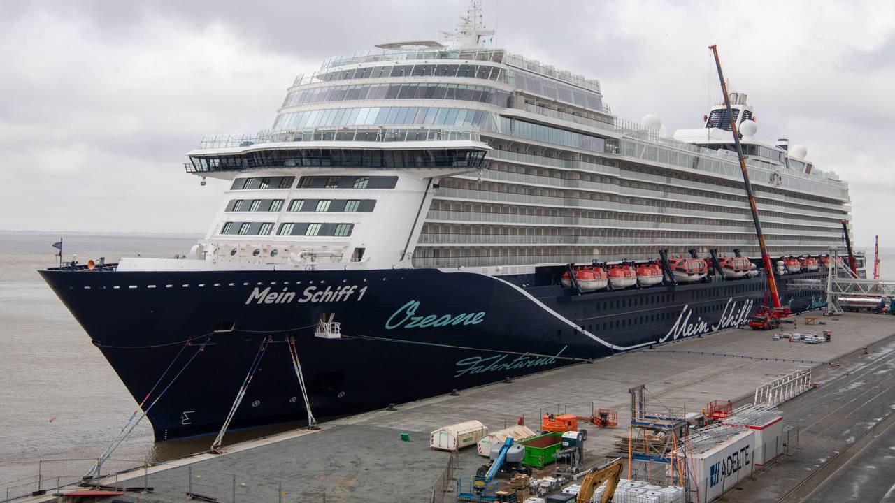 Das Kreuzfahrtschiff „Mein Schiff 1“ liegt an der Columbuskaje, hier im April 2023 in Bremerhaven.