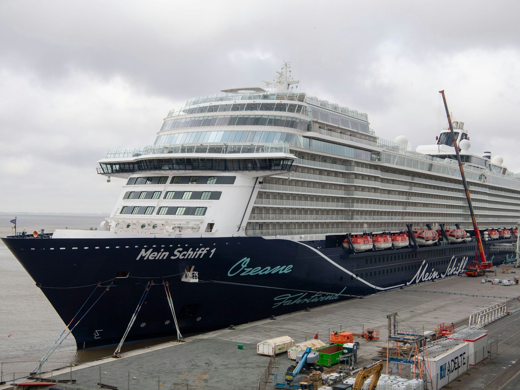 Das Kreuzfahrtschiff „Mein Schiff 1“ liegt an der Columbuskaje, hier im April 2023 in Bremerhaven.