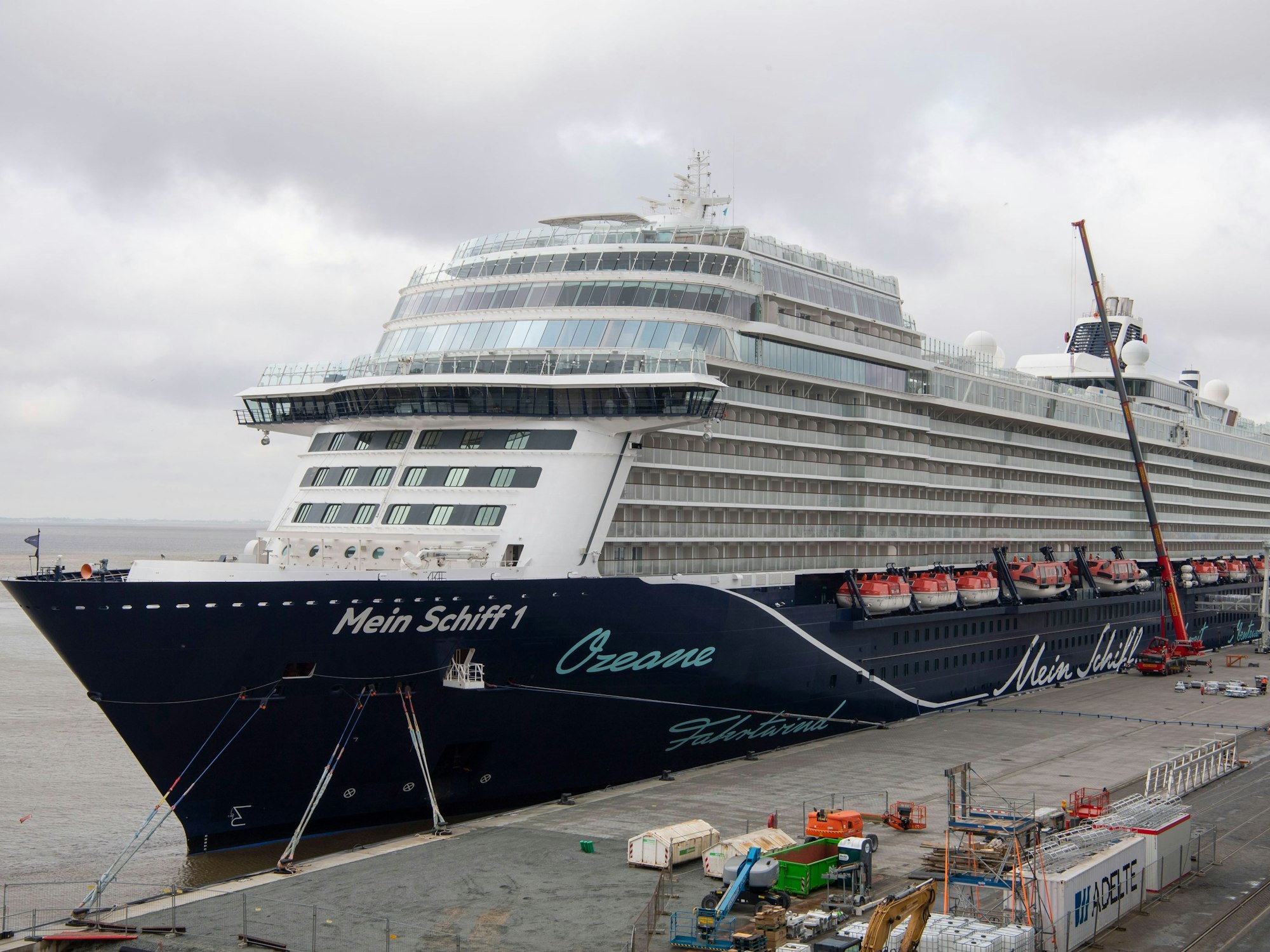 Das Kreuzfahrtschiff „Mein Schiff 1“ liegt an der Columbuskaje, hier im April 2023 in Bremerhaven.