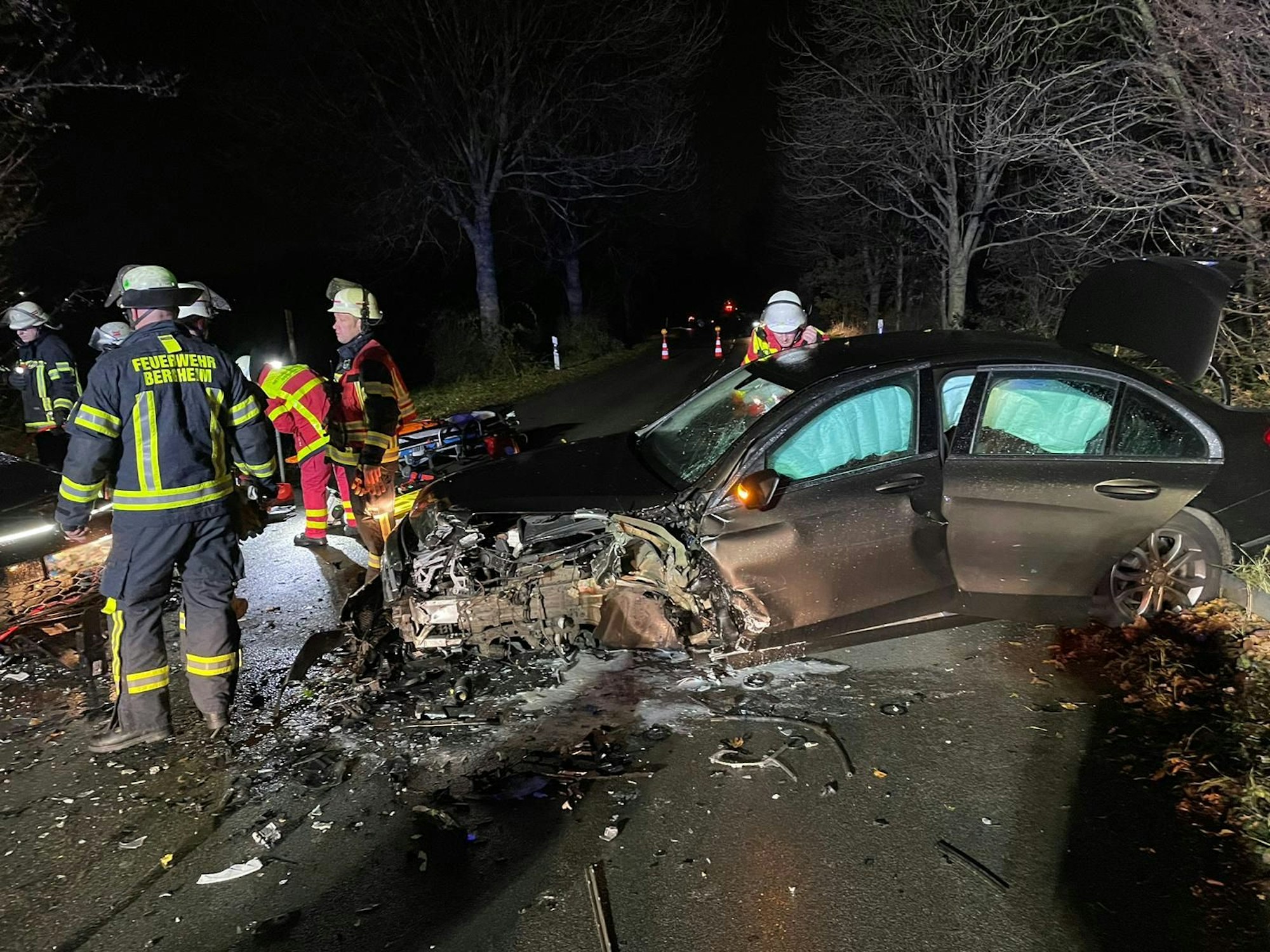 Zerstörtes Auto nach einem Unfall auf einer Landstraße.