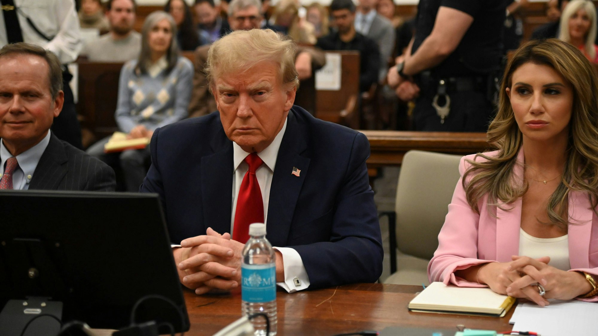 Donald Trump sitzt im Gerichtssaal.