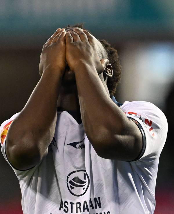 Nestory Irankunda schlägt bei einem Spiel von Adelaide United am 4. Dezember die Hände vor das Gesicht.