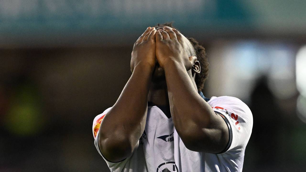 Nestory Irankunda schlägt bei einem Spiel von Adelaide United am 4. Dezember die Hände vor das Gesicht.