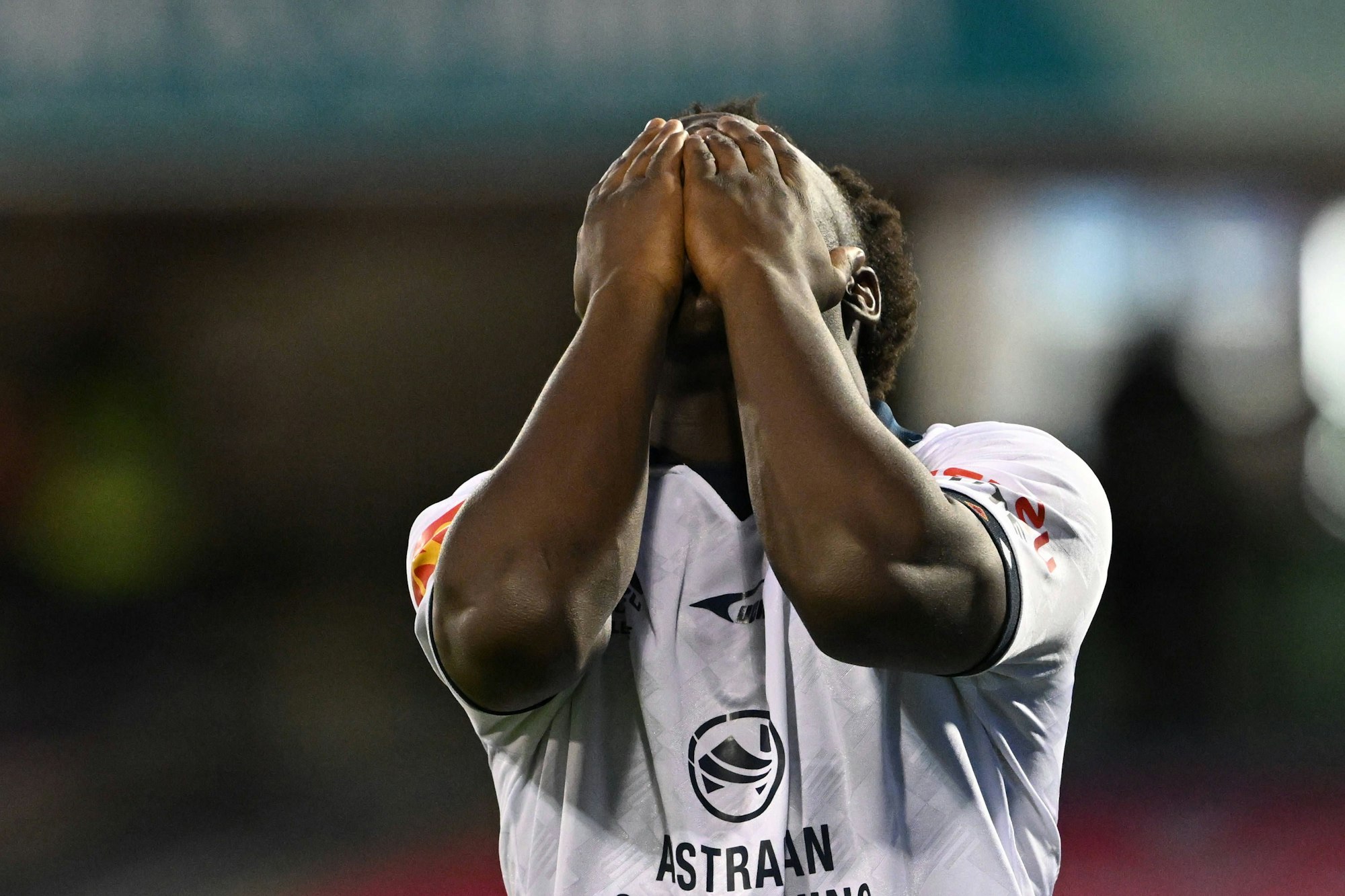 Nestory Irankunda schlägt bei einem Spiel von Adelaide United am 4. Dezember die Hände vor das Gesicht.