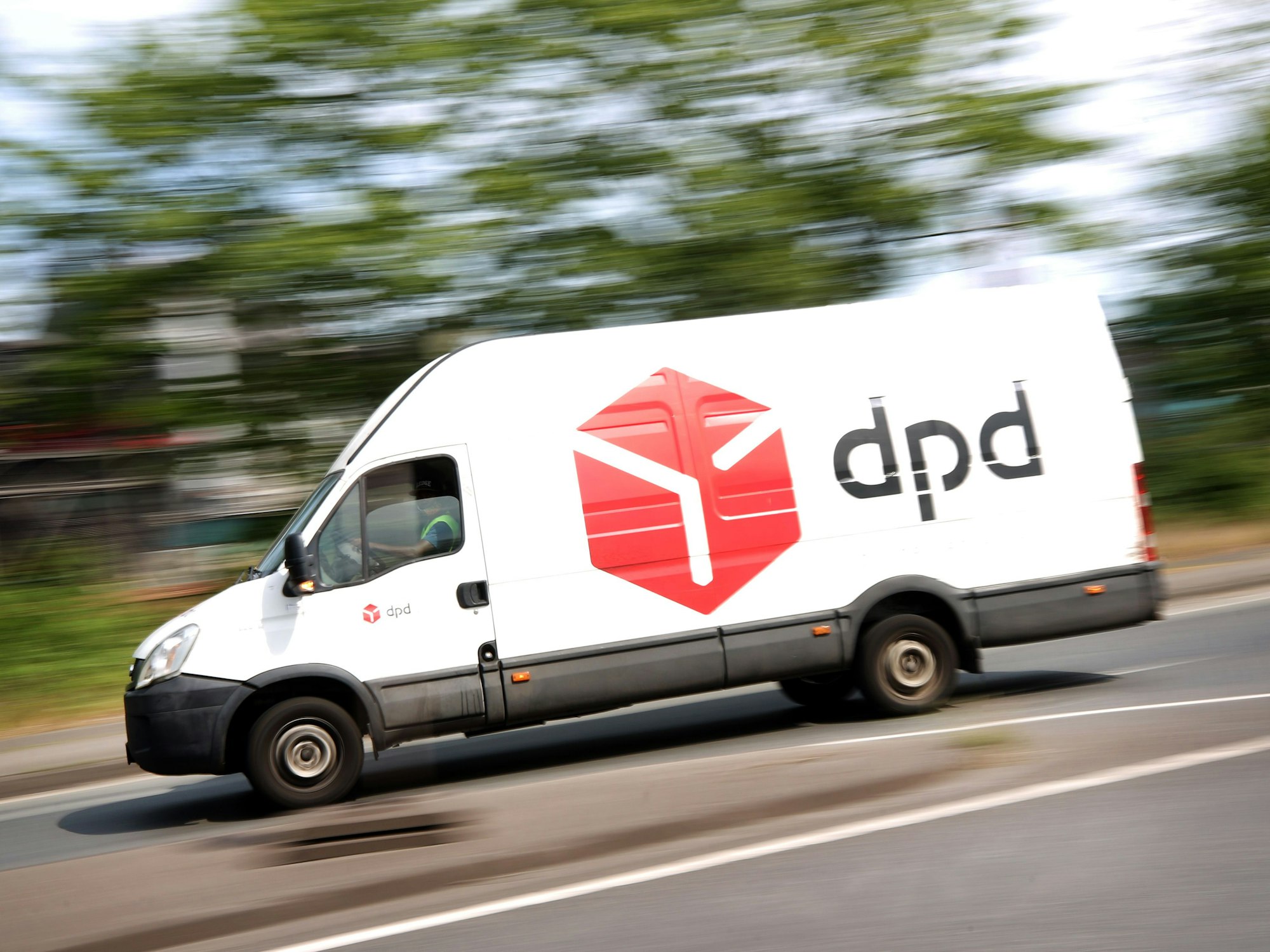 Ein DPD-Pakettransporter verlässt das Paketsortierzentrum von DPD, hier im Juni 2020 in Duisburg.
