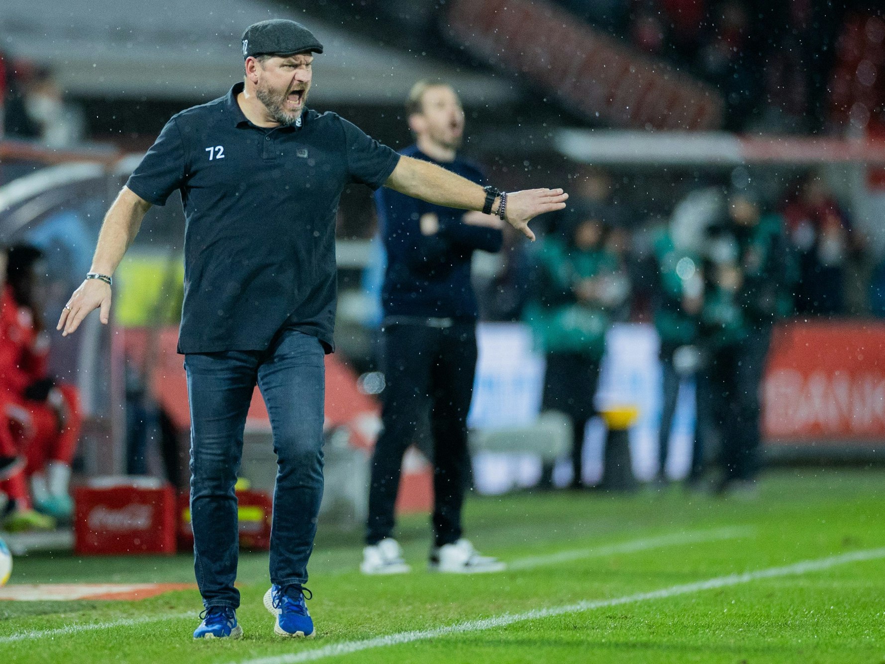 Steffen Baumgart im Spiel gegen Mainz brüllt an der Seitenlinie.