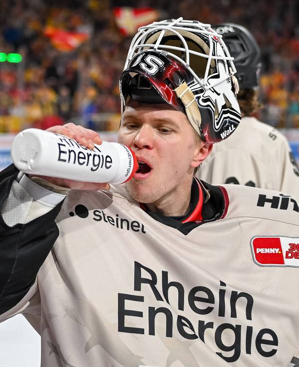 Haie-Goalie Tobias Ancicka trinkt.