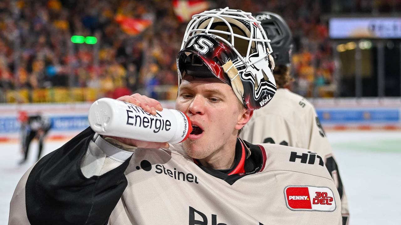Haie-Goalie Tobias Ancicka trinkt.