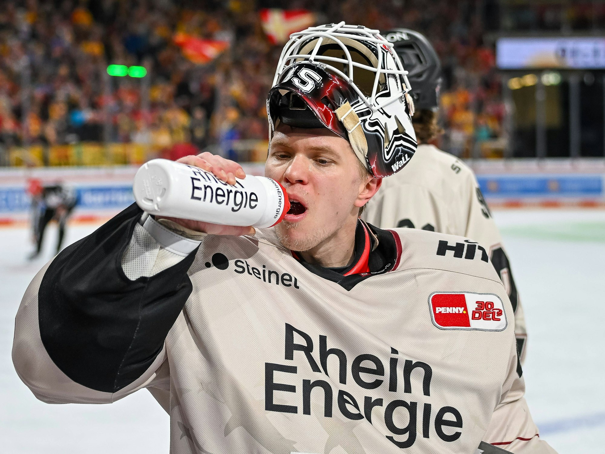 Haie-Goalie Tobias Ancicka trinkt.
