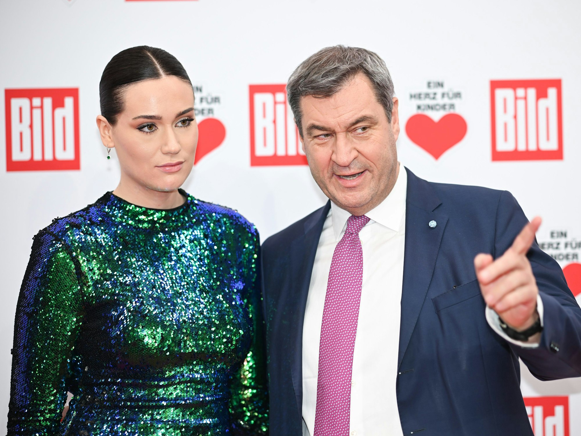 Gloria-Sophie Burkandt steht mit ihrem Vater Markus Söder auf dem Roten Teppich der TV-Spendengala „Ein Herz für Kinder“.