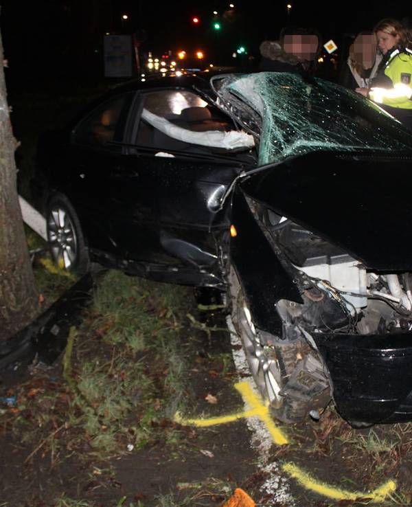 Dieser BMW verunfallte und kollidierte mit einem Baum.