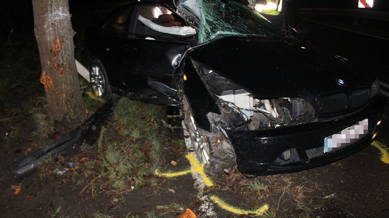Dieser BMW verunfallte und kollidierte mit einem Baum.