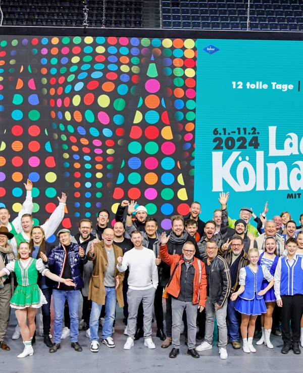 „Lachende Kölnarena“: Foto mit Bands und Tanzgruppen.