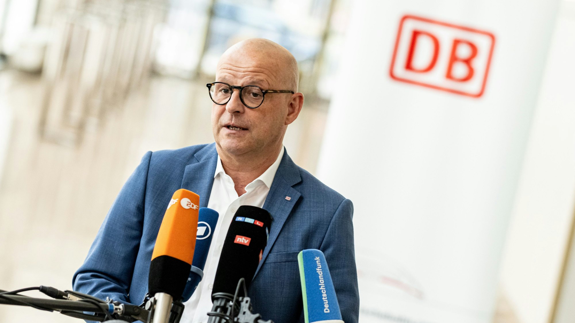 Martin Seiler gibt ein Interview.