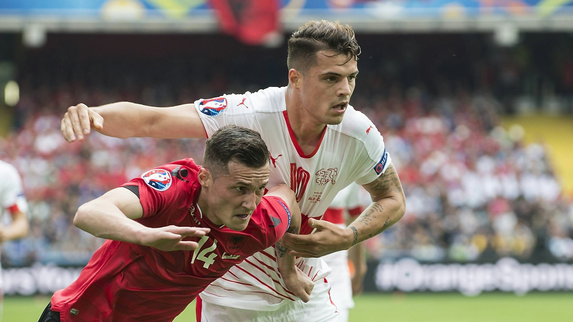 Granit (l.) und Taulant Xhaka im Zweikampf bei einem Länderspiel zwischen der Schweiz und Albanien