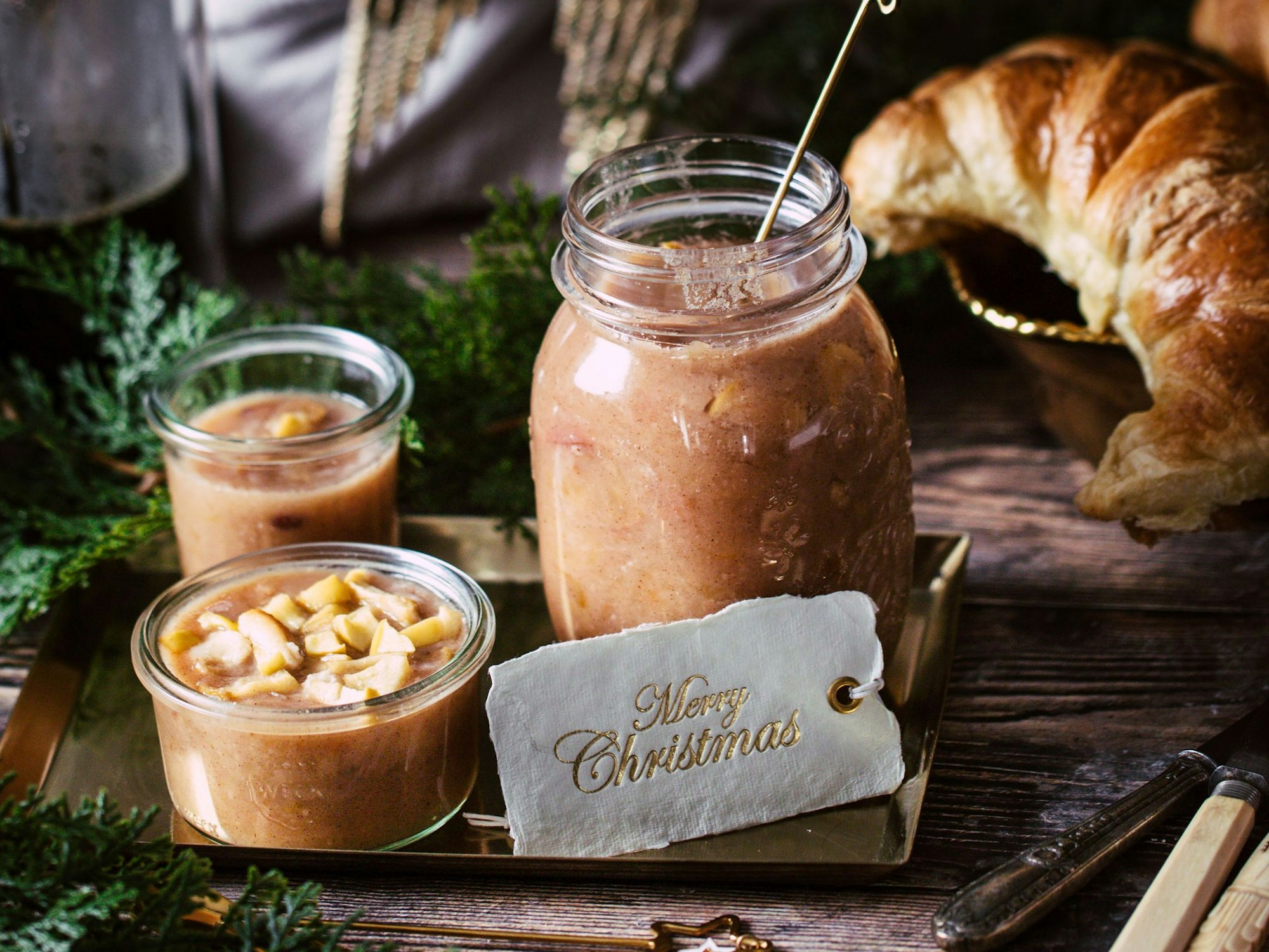 Bratapfelaufstrich: Rezept aus dem Buch „Wunderbare Weihnachtskuchen“ von Belinda Hausner aus dem Jan Thorbecke Verlag.