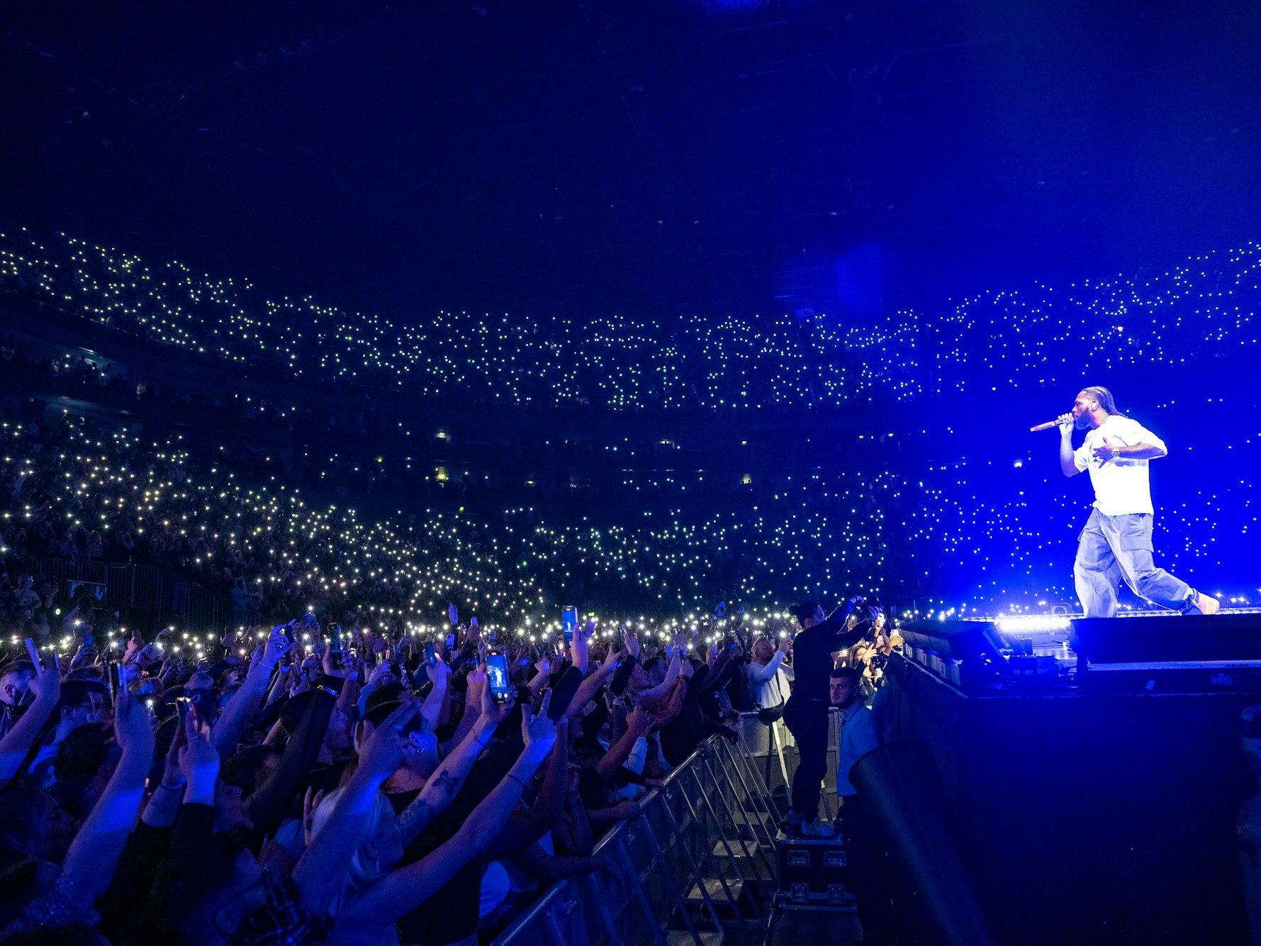 Hier zu sehen: Sänger Burna Boy vor tausenden Menschen in der Lanxess Arena.