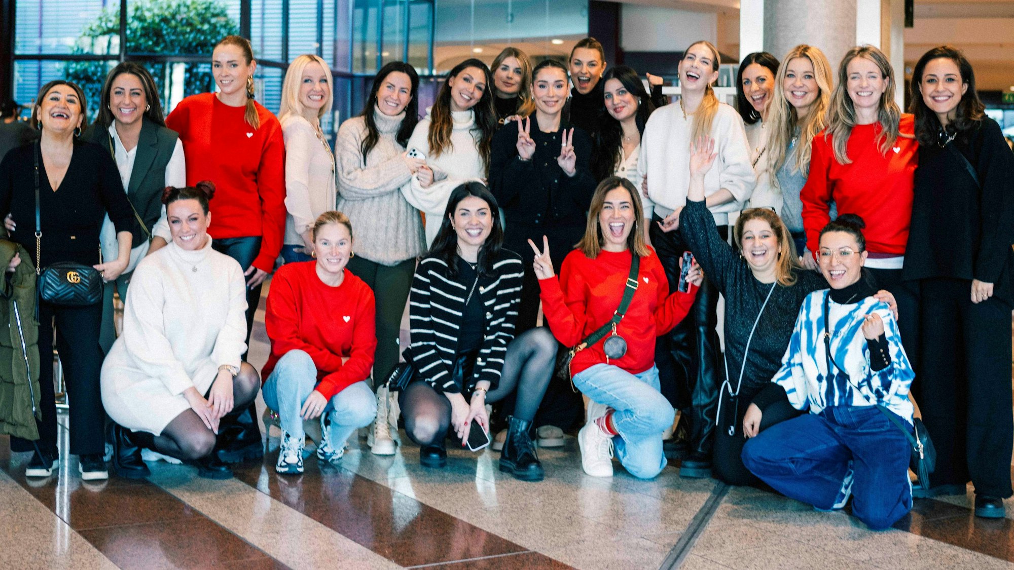 Gruppenbild vor dem Flohmarkt im Hotel.