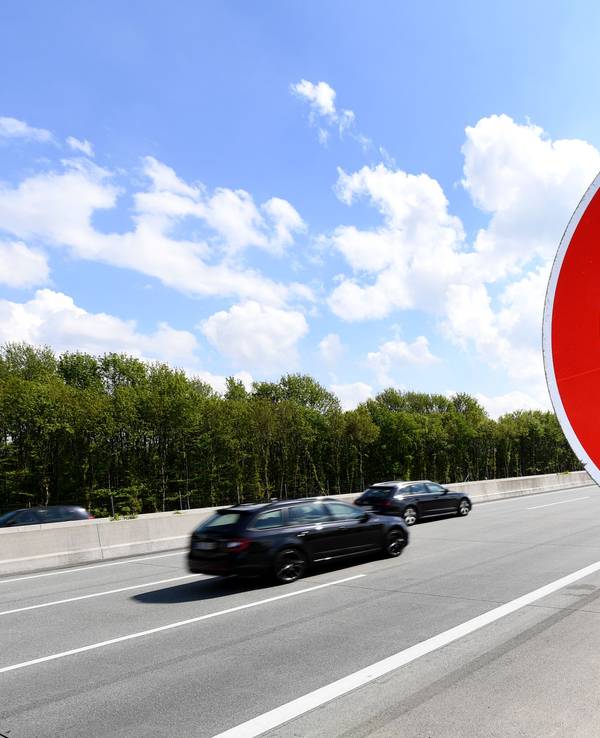 Ein Schild zur Geschwindigkeitsbegrenzung auf 120 km/h steht auf der Autobahn 7 zwischen Bordesholm und Neumünster, hier im Mai 2019.