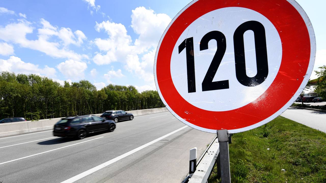 Ein Schild zur Geschwindigkeitsbegrenzung auf 120 km/h steht auf der Autobahn 7 zwischen Bordesholm und Neumünster, hier im Mai 2019.