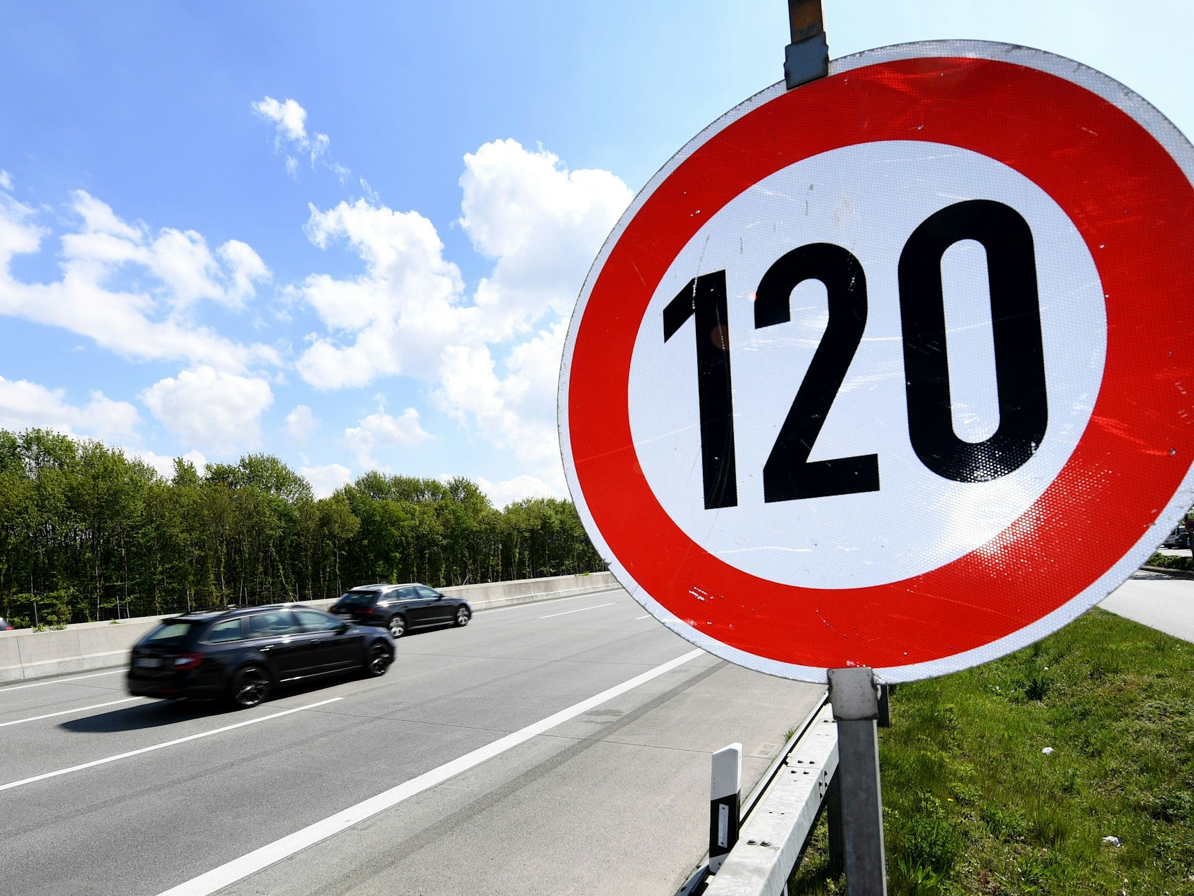 Ein Schild zur Geschwindigkeitsbegrenzung auf 120 km/h steht auf der Autobahn 7 zwischen Bordesholm und Neumünster, hier im Mai 2019.
