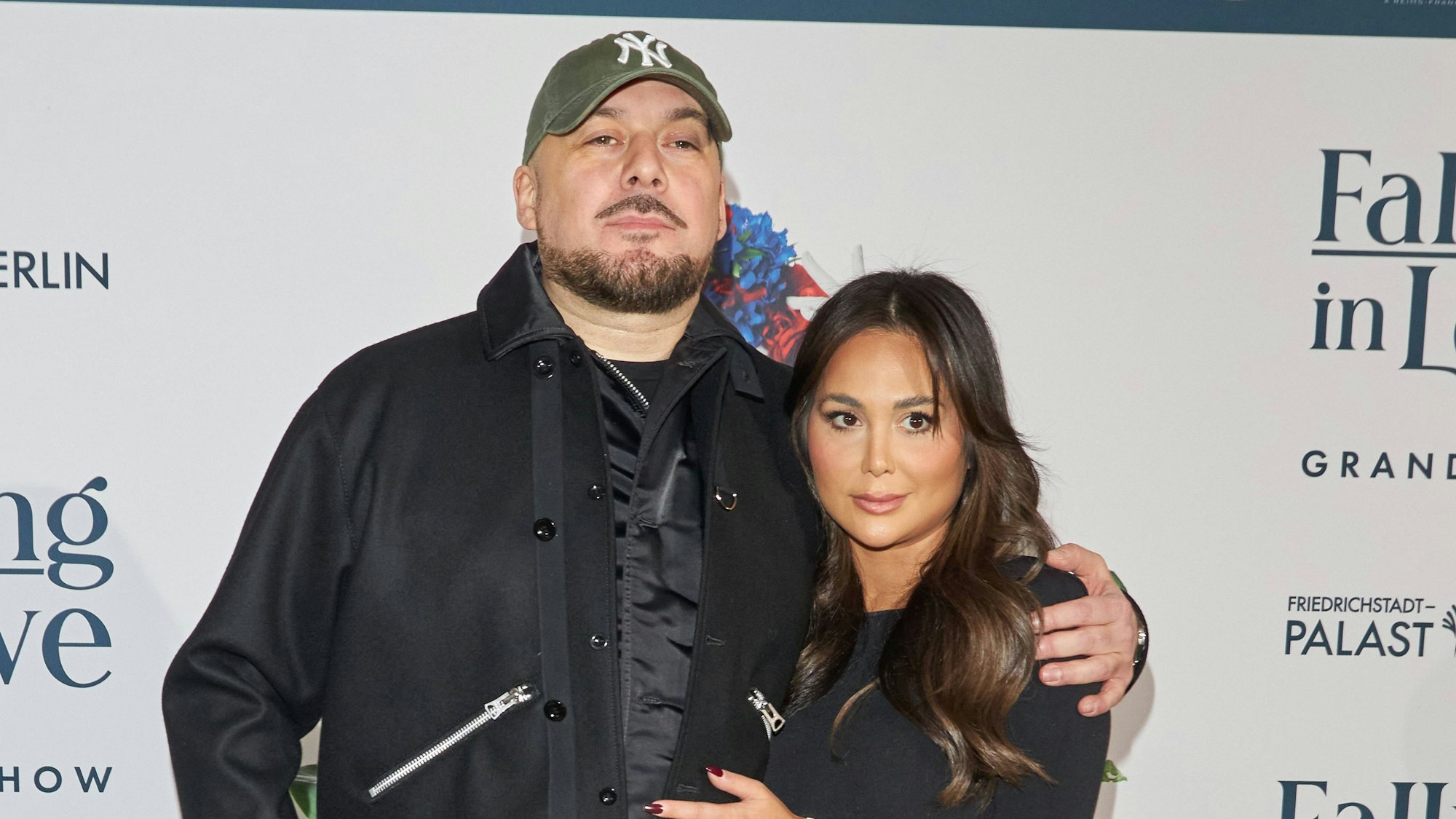 Kool Savas hält seine Ehefrau Maria Yurderi im Arm