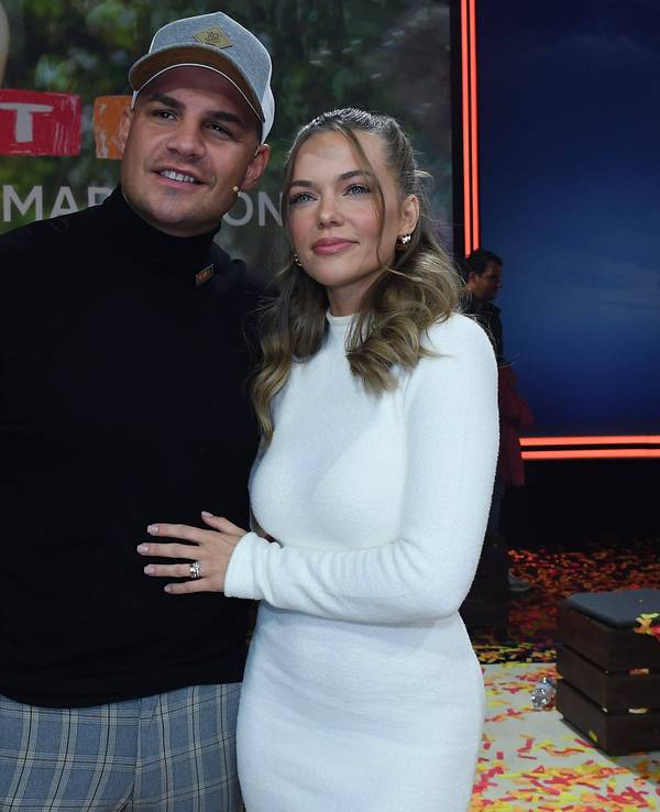 Das Foto zeigt Pietro Lombardi mit seiner Verlobten Laura Maria Rypa beim RTL-Spendenmarathon 2023 am 17.11.2023 im EMG Studio 8 in Hürth.